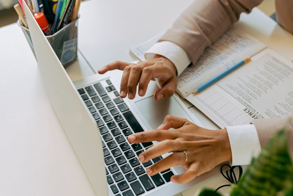 Illustration sur Comment signaler une fraude à la CAF anonymement en 2026 ? - aides sociales en France